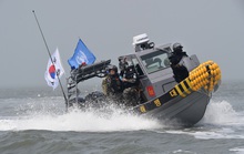 Tàu quân sự Hàn Quốc trấn áp tàu cá Trung Quốc