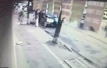 Xe khách hất thanh tra giao thông lên nắp capo chạy hàng trăm mét