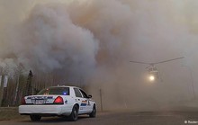 Canada: Nhà riêng bị thiêu rụi, lính cứu hỏa cắn răng chiến đấu