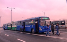 Ba xe buýt tông nhau trên cầu Rạch Chiếc