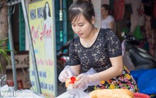 Người phụ nữ tặng bánh mì “làm nóng” đường phố!