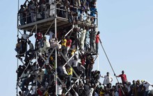 Hãi hùng cảnh tượng CĐV Nigeria chen lấn xem đá bóng