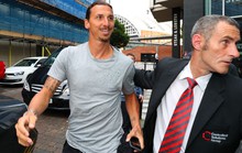 Ibrahimovic gây “sốt” từ sân tập đến khách sạn