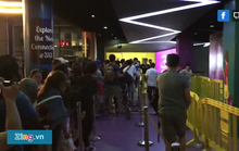 Người Việt xô đẩy, giành chỗ mua iPhone 7 ở Singapore