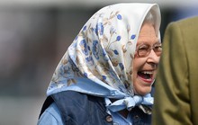 Trúng phiếu mua hàng 70 USD, nữ hoàng Anh cười hết cỡ