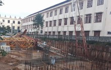 Sập cần cẩu, 1 học sinh bị đè chết