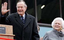Cả vợ chồng ông Bush cha cùng nhập viện