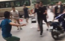 2 nhóm thanh niên cầm hung khí hỗn chiến trên phố trung tâm Hà Nội