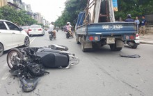 Nam thanh niên đi xe tay ga bất ngờ tông trực diện xe tải