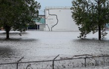 Mỹ: Nhà máy hóa chất bị nổ trong bão Harvey