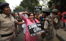 Bé gái Ấn Độ bị hãm hiếp trước mặt mẹ và anh trai