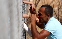 Cảm động nụ hôn qua hàng rào của ông bố tị nạn người Syria