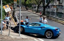 Né chó, xế sang Ferrari vỡ đầu vì tông biển báo