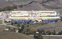Hơn 100 tù nhân bạo loạn ở California, 9 người thương vong