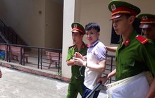 Xót xa đồng hương gặp nhau ở tòa