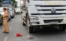 Xe bồn cán chết người phụ nữ qua đường đón xe buýt