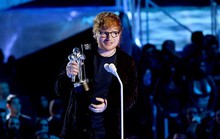 Ed Sheeran - nghệ sĩ đầu tiên nhận giải Moon Person MTV VMAs 2017