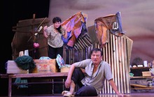 Sân khấu chật vật dựng vở Tết