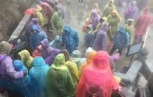 Bất chấp mưa gió, hàng ngàn du khách vẫn leo Fansipan