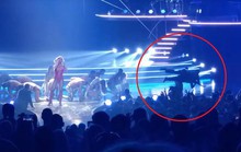 Britney Spears kinh hoàng khi fan cuồng lao lên sân khấu