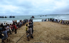 Hàng trăm người tham gia cứu tàu cá bị chìm