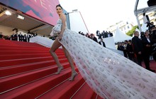 Chân dài Kendall Jenner thu hút với váy đuôi dài
