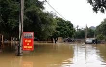 Trại giam bị nước lũ cô lập, dùng ca nô đưa cơm cho 700 phạm nhân