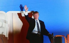 Tổng thống Mỹ Donald Trump giơ tay vẫy chào khi tới Hà Nội