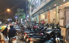Quán bia, quán ăn tại Hà Nội đua nhau lấn chiếm vỉa hè