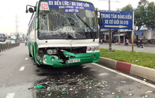 Xe buýt tông nhau biến dạng, hành khách hốt hoảng