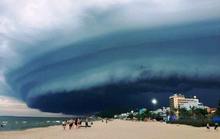 Đám mây đen kịt hình thù kỳ lạ như “nuốt chửng” biển Sầm Sơn