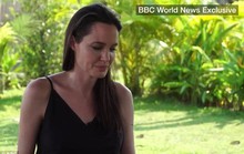 Angelina Jolie rơi nước mắt nói chuyện ly hôn Brad Pitt