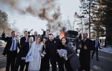 Mỹ: Bộ ảnh cưới độc với chiếc xe bốc cháy