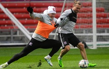 Schweinsteiger tươi rói ngày ra mắt CLB mới