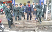 Cận cảnh Hà Nội dùng máy bắn bê-tông, xà beng “xử” lấn chiếm vỉa hè