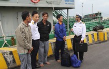 Kịp thời cứu 4 ngư dân Quảng Bình bị chìm tàu trên biển