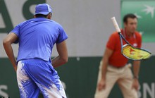 Kyrgios đập nát vợt trước mặt trẻ em vì thua trận