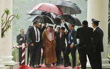 Tổng thống Indonesia và nỗi ấm ức che dù cho vua Ả Rập Saudi