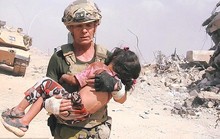 Cựu binh Mỹ liều mình cứu bé gái trong bom đạn