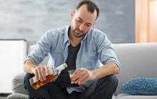 Vì sao nam ghiền rượu hơn nữ?