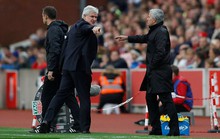 Mourinho từ chối bắt tay đồng nghiệp vì bị lăng mạ