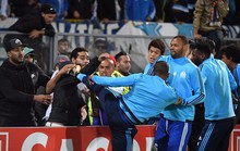Tái hiện cú kungfu của Cantona, Evra bị đuổi khi chưa ra sân