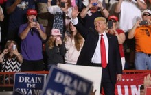 Mừng 100 ngày nhậm chức, Tổng thống Trump lại xỉa xói báo chí