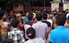 Dân “vây” trụ sở công an, đòi xử phụ nữ nghi bắt cóc trẻ em