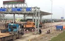 20 ô tô đỗ dàn hàng ngang trước trạm thu phí BOT