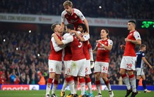 Trọng tài cứu nguy, Lacazette đưa Arsenal lên Top 10