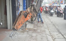 Hà Nội đưa máy bắn bê-tông cỡ lớn đi xử lấn chiếm vỉa hè