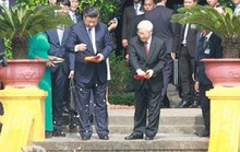 Tổng Bí thư, Chủ tịch Tập Cận Bình cho cá Ao cá Bác Hồ ăn