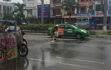 CSGT Đà Nẵng dọn thức ăn thừa bị đổ ra đường giúp dân