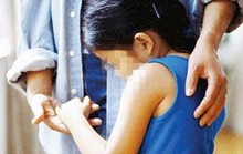 Bắt người cha và ông nội hiếp dâm bé gái 11 tuổi